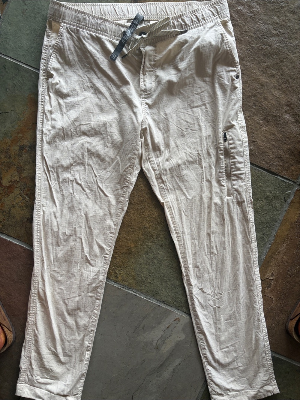 Vuori Women's Light Beige Drawstring Joggers with Zip Pocket